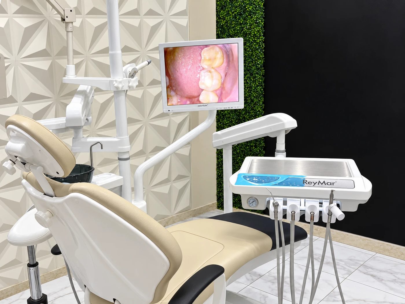 Sillón dental con cámara intraoral en el consultorio
